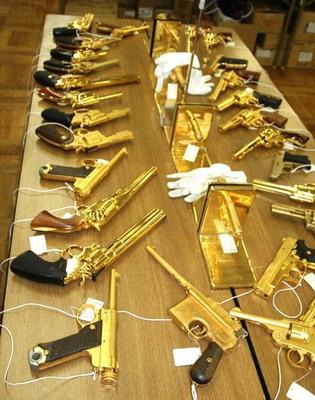 黃金槍一覽 全身鍍金工藝精美，其中一把極具創意！